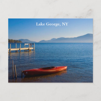 Red Kayak op het meer van George, NY Briefkaart