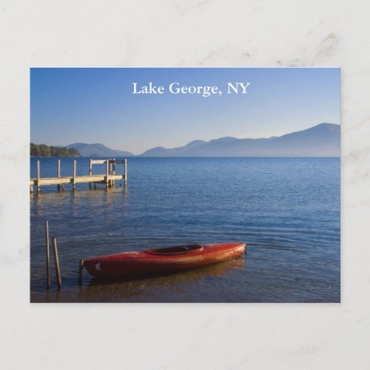 Red Kayak op het meer van George, NY Briefkaart (Voorkant)