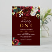 Red KerstFloral Girl 1e verjaardag Gold Folie Uitnodiging (Staand Voorkant)