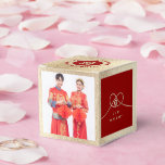 Red Knot Union Double Happiness Chinese Wedding Bedankdoosjes<br><div class="desc">Moderne, minimalistische dubbele gelukkigheidsknoop van vereniging, liefde en huwelijk in het rood. Het dubbele geluk is een klassiek en veelzeggend symbool dat wordt gebruikt in alle Chinese, oosterse en aziatische bruiloften. Ontworpen door: fat*fa*tin. Eenvoudig aan te passen met uw eigen tekst, foto of afbeelding. Voor douaneverzoeken, te contacteren gelieve vet*fa*tin...</div>