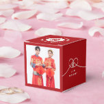 Red Knot Union Double Happiness Chinese Wedding Bedankdoosjes<br><div class="desc">Moderne, minimalistische dubbele gelukkigheidsknoop van vereniging, liefde en huwelijk in het rood. Het dubbele geluk is een klassiek en veelzeggend symbool dat wordt gebruikt in alle Chinese, oosterse en aziatische bruiloften. Ontworpen door: fat*fa*tin. Eenvoudig aan te passen met uw eigen tekst, foto of afbeelding. Voor douaneverzoeken, te contacteren gelieve vet*fa*tin...</div>