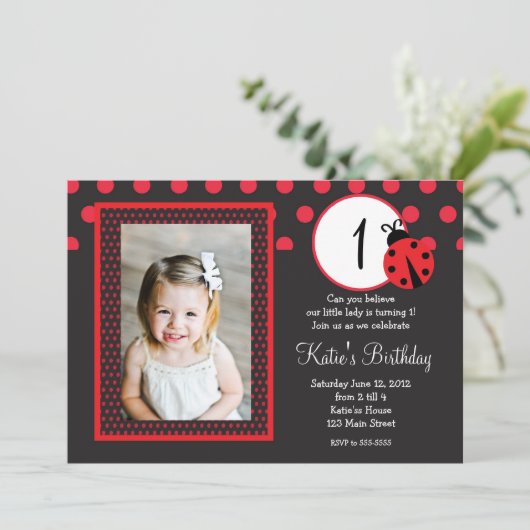 Red Lady Bug Birthday Uitnodiging (Staand voorkant)