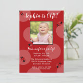 Red Ladybug Polka Dot Verjaardag Foto uitnodiginge Kaart (Staand voorkant)