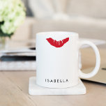 Red Lip print op maat Koffiemok<br><div class="desc">Als het geen lippenstift op je kraag is,  maar op je mok,  dan vertelt dat je een verhaal op je,  neem deze super schattige gepersonaliseerde mok op. Het ontwerp kenmerkt een rode lippendruk op de velg,  en een naam,  een monogram of een bericht in modern zwart bloklettertype.</div>