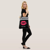 Red Lips Modern Stripes Aangepaste naam Tote Bag (Op model)