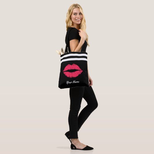 Red Lips Modern Stripes Aangepaste naam Tote Bag (Op model)