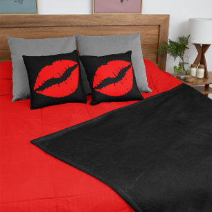 Red Lipstick Kiss op Black Kussen