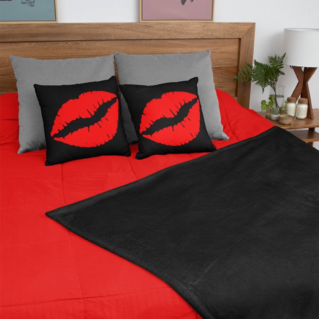 Red Lipstick Kiss op Black Kussen (Red Lipstick Kiss on Black Throw Pillow)