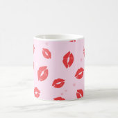 Red Lipstick Kisses op roze achtergrondpatroon Koffiemok (Center)