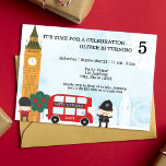 Red London Bus & Clock Tower Kids Birthday Kaart<br><div class="desc">Dit is een schattige uitnodiging voor de verjaardag van Londen met een kloktoren, een rode dubbeldeksbus in Londen en andere schattige accenten. Er is een blauwe waterverf abstracte achtergrond met afbeeldingen vuurwerk en een ferris wiel in wit. De leeftijd op de hogere juiste hoek is aanpasbaar. De rode bus heeft...</div>