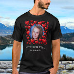 Red Love Hearts Aangepaste Fototekst Gepersonalise T-shirt<br><div class="desc">Upload een foto, pas de tekst aan en creëer gemakkelijk uw gepersonaliseerde T-shirt. Voor de beste afbeelding-centering resultaten, gebruik dan een vierkant afbeelding. Klik op Bewerken en selecteer vervolgens tekst om de tekstkleur te wijzigen. U kunt dit ONTWERP OVERDRAGEN op andere Zazzle-producten en aanpassen aan de meeste Zazzle-items. Dank u...</div>