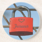 Red Love Lock met Heart op Fence, "Forever" Zandsteen Onderzetter (Voorkant)
