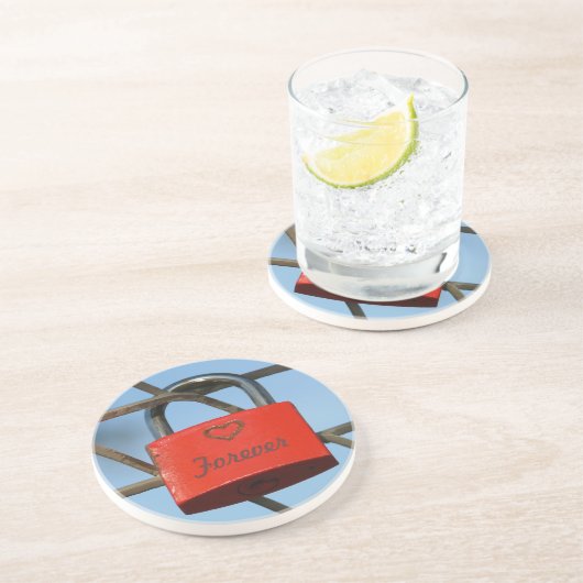 Red Love Lock met Heart op Fence, "Forever" Zandsteen Onderzetter (Zijkant)