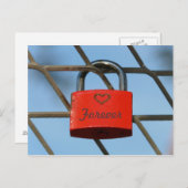 Red Love Lock Padlockwith Heart on Fence Briefkaart (Voorkant / Achterkant)