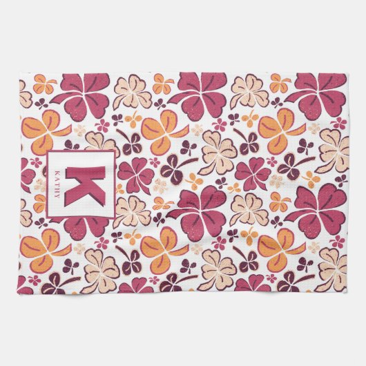 Red Lucky Shamrock Clover Pattern Monogrammed Theedoek (Horizontaal)