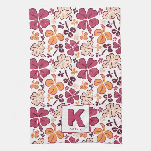 Red Lucky Shamrock Clover Pattern Monogrammed Theedoek (Verticaal)