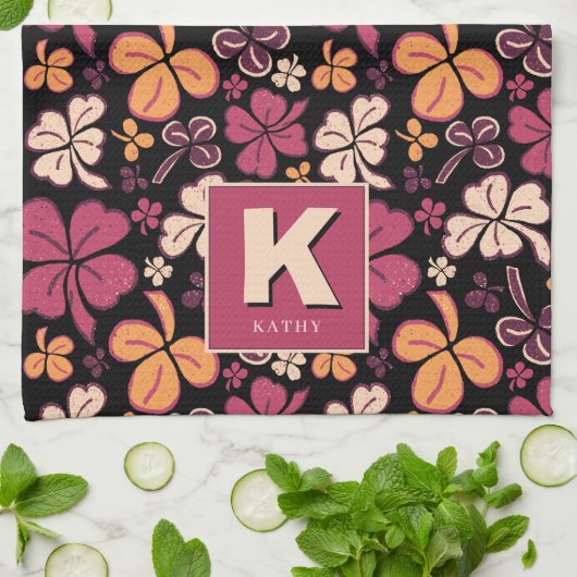 Red Lucky Shamrock Clover Pattern Monogrammed Theedoek (Gevouwen)