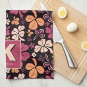 Red Lucky Shamrock Clover Pattern Monogrammed Theedoek (Quarter Fold)