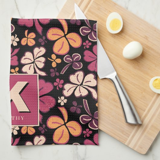 Red Lucky Shamrock Clover Pattern Monogrammed Theedoek (Quarter Fold)