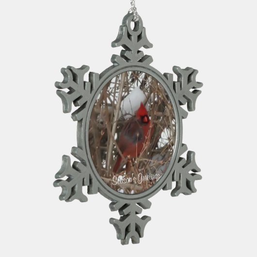 Red Male Cardinaal bij Snowy Branches Tin Sneeuwvlok Ornament (Links)