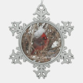 Red Male Cardinaal bij Snowy Branches Tin Sneeuwvlok Ornament (Voorkant)