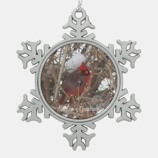 Red Male Cardinaal bij Snowy Branches Tin Sneeuwvlok Ornament (Voorkant)