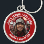 Red Marching Band Foto High School Spirit Sleutelhanger<br><div class="desc">Deze coole op maat gemaakte middelbare school marching bandfoto is voorzien van witte typografie van je team en spelersnaam op een rode opschepperige sleutelhanger voor ouders. Personaliseer je met de foto van je student en het schooljaar als een trotse ouder. Een moeder en vader kunnen deze meenemen naar wedstrijden en...</div>
