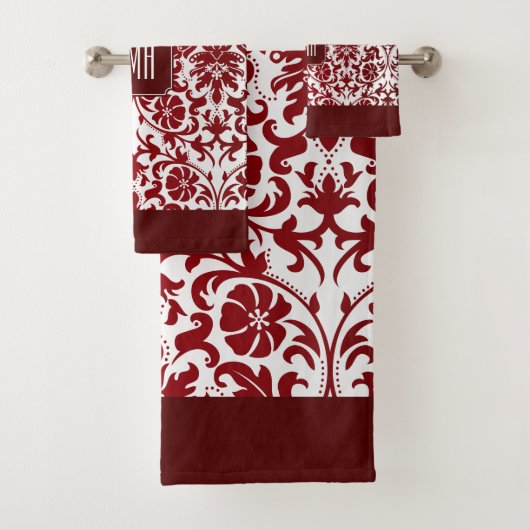 Red Maroon en White Damask Pattern Bad Handdoek (Insitu)