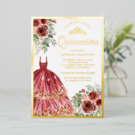 Red Marsala Floral Dress Quinceanera Gold Folie Uitnodiging (Staand Voorkant)