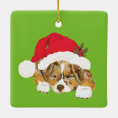 Red Merle Aussie-kerstpuppy met Santa Hat Keramisch Ornament (Achterkant)