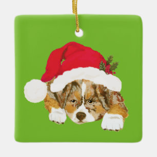 Red Merle Aussie-kerstpuppy met Santa Hat Keramisch Ornament