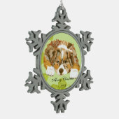 Red Merle Aussie Puppy op Green Leaves Tin Sneeuwvlok Ornament (Links)