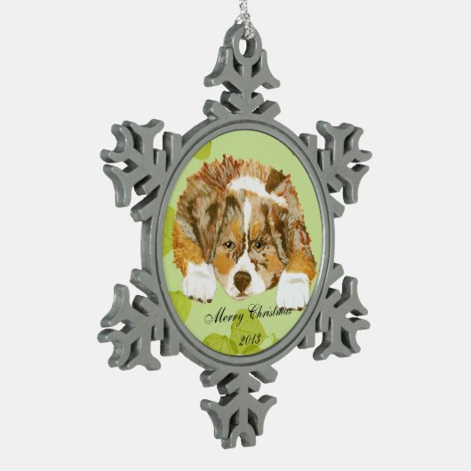 Red Merle Aussie Puppy op Green Leaves Tin Sneeuwvlok Ornament (Links)