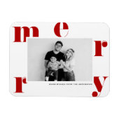 Red MERRY Bold Typografie Moderne Foto Kerstmis Magneet (Horizontaal)