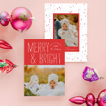 Red Merry & Bright Typografisch kerstfoto Feestdagenkaart<br><div class="desc">Verstuur dit jaar een trend met deze nieuwe vakantiefoto met moderne typografie op de foto hieronder. De rug kenmerkt een sneeuwbalpatroon en een vlek voor een extra foto en een sentiment. Deze kaart is volledig aanpasbaar,  inclusief lettertypen en kleuren.</div>