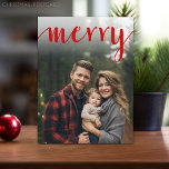 Red Merry Calligraphy - vertical Photo white type Feestdagenkaart<br><div class="desc">Volledige dekkingsfoto met een rode bekleding - Gebruik een verticale foto om een unieke en trendy Merry kerstgroet met een helder en vrolijk piene takpatroon te maken. Dit ontwerp heeft een abstract gevoel aan het met geschilderde elementen en een handgeschreven doopvont. Als u om het even wat rond moet bewegen,...</div>