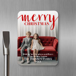 Red Merry Calligraphy - vertical Photo white type Magneet<br><div class="desc">Volledige dekkingsfoto met een rode bekleding - Gebruik een verticale foto om een unieke en trendy Merry kerstgroet te maken. Dit ontwerp heeft een abstract gevoel aan het met geschilderde elementen en een handgeschreven doopvont. Als u om het even wat rond moet bewegen, klik op de aanpassingsknoop om veranderingen aan...</div>