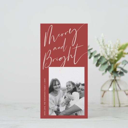 Red Merry en Bright Trendy Script Een foto Feestdagenkaart (Staand voorkant)