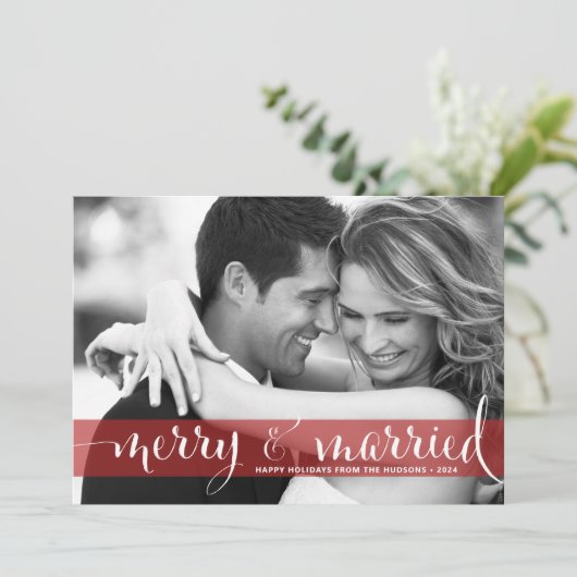 Red Merry en gehuwde Passen getrouwd met kerstmis Feestdagenkaart (Staand voorkant)