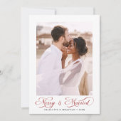 Red Merry & Married Modern Elegant Script 2 Foto Feestdagenkaart (Voorkant)