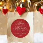 Red Merry & Married Newly Weds Eerste Kerstdag Ronde Sticker<br><div class="desc">Elegante en romantische wervelende kalligrafie "Merry & Married" script met uw namen en jaar. Voor meer geavanceerde aanpassing van dit ontwerp,  klikt u op de BLUE DESIGN TOOL BUTTON hierboven!</div>