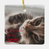 Red Merry Pawsmas Quarantine Buddy Cat Kerstmis Keramisch Ornament (Voorkant)