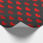 Red Metallic Faux Foil Hearts Black Achtergrond Cadeaupapier (Hoek)