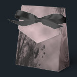 Red Mist van de Haunted Sky met Ravens Party-voord Bedankdoosjes<br><div class="desc">Een bruiloft of feestje gunt cadeaudoos met een rode misty Halloween hemel met dode bomen langs een donkergehakte weg,  gotische ravens,  een troebele volle maan en een zwart lint.</div>