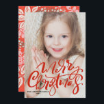 Red Modern Calligrafie-foto Merry kerst Feestdagenkaart<br><div class="desc">Vrolijk kerstfeest! Stuur uw feestelijke kerstcadeautjes naar familie en vrienden met deze aanpasbare kerstfoto-kaart. Hij heeft een witte moderne kalligrafie met een feestelijk patroon. Personaliseer door een foto,  namen,  jaar en andere details toe te voegen. Deze met de hand geschreven kerstkaart is ook in andere kartonnen dozen verkrijgbaar.</div>