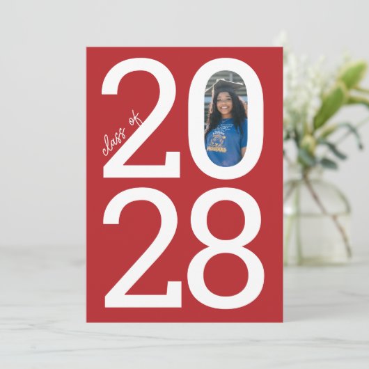 Red Modern Class Jaar van en Foto Afstuderen Aankondiging (Staand voorkant)