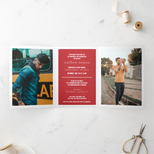 Red Modern Textured Photo Afstuderen Drieluik Uitnodiging (Binnen)