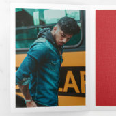 Red Modern Textured Photo Afstuderen Drieluik Uitnodiging (Binnenzijde eerst)