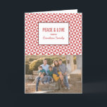 Red Modern Triangles Holiday-fotokaart Feestdagen Kaart<br><div class="desc">Stijlvol en trendy Moderne Wenskaart van de Vakantie van de Vakantie van de Vakantie met een eenvoudige geometrische driehoekspatroon in rood en wit. Deze elegante en moderne fotokaart kan eenvoudig worden aangepast met uw eigen familiefoto en persoonlijke kerstcadeautjes. Vind meer aanpassingsopties door op Aanpassen te klikken. Foto © Storytree Studios,...</div>