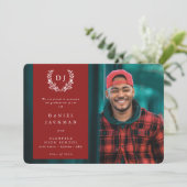 Red Monogram Laurel Wreath Afstuderen Foto Aankondiging (Staand voorkant)